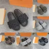 Sandalias de lujo para hombres y mujeres, zapatos de moda de verano, zapatillas de playa, almohada de piscina, cómodas zapatillas de diseñador de marfil de tres capas de cobre en relieve.