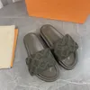 Sandalias de lujo para hombres y mujeres, zapatos de moda de verano, zapatillas de playa, almohada de piscina, cómodas zapatillas de diseñador de marfil de tres capas de cobre en relieve.