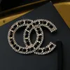 Diseñador de la marca de lujo Carta Pins Broches Mujeres Crystal Pearl Rhinestone Cabo Hebilla Broche Traje Pin Wedding Party Jewerlry Accesorios Regalos