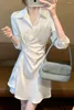 カジュアルドレスフレンチホワイトドレス2023女性の4分の3のパーソナライズボタン不規則なウエストシュリックファッション通勤シャツ