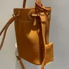 곡물 가죽 드로우 스트링 가방 여성 디자이너 핸드백 지갑 조절 가능한 어깨 스트랩 크로스 바디 백 드로우 스트링 클로저 안감 버킷 가방