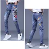 Hommes Jeans Mode Imprimé Marque Coréenne Broderie Badge Motif Jeunesse Déchiré Petits Pieds Adolescents Cowboy Crayon Pantalon 230607