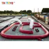 أنشطة مجانية سفينة في الهواء الطلق 15 × 8 أمتار زرقاء بيضاء عملاق Gokart Gokart Race Track Track لعبة رياضية للبيع/تحفيز سيارة السباق مسار AutoDrome قابل للنفخ