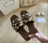 Slipare Sandaler Slides Svischer för kvinnor Mules Flat Slide Light Tan Beige Lace Lettering Tyg Canvas Woman Slipper Slider Sandal Ty54-Juy