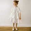 Mädchenkleider Weißes Leinen-Sommermädchenkleid Neues Kleinkind-Blumenmädchen und niedliche kurzärmlige geschichtete Baumwollprinzessin TZ048 R230607