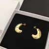 Pendientes en forma de luna nueva Estilo femenino Barlitos de perlas de oro liso Joyas de lujo E3002