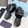 Designer-Sandalen für Damen, Monolith Roman, Schaumstoff-Gummi-Plattform-Sandale, gepolsterte Nappaleder-Stollenprofil-Slides, luxuriöse Brot-Hausschuhe, Sommer-Strandschuhe mit Ausschnitt und Schnalle