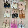 Girls Sandals Sandals wielokolorowe płaskie buty damskie swobodne kapcie Złota sprzętowa klamra klamra nisko obcasowa sandał księżniczki z pudełkiem 35-42