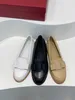 Italienischer Luxus-Slip-on-Schuh mit klassischer Schleife für Damen, niedrige Oberseite, flacher Mund, flacher Boden, runder Kopf, Lederschuhe