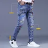 Hommes Jeans Mode Imprimé Marque Coréenne Broderie Badge Motif Jeunesse Déchiré Petits Pieds Adolescents Cowboy Crayon Pantalon 230607