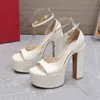 Projektanci Sandały Sandały Fashion Clear Platform Heels Kobiety Dyspease Buty Buty Najwyższej jakości Patent Skórzowe pompki Lady 15,5 cm Wysokie obcasy usta Sandał 35-42