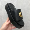 Piattaforme di sandali in metallo e pelle da donna di marca famosa Comfort Designer da uomo da donna aumentano i sandali scorrevoli impermeabili slip on pantofole