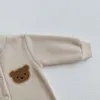 Rompers Winter Born Baby ubrania chłopcy bawełna dzieci romper kreskówka niedźwiedź Bodysuit z kapturem z kapturem na 0-24m ubrania 230606