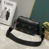 MT Tasarımcı Erkek Çanta Kuyruklu Milletme Messenger PM Luxurys Mens Omuz Çantası Siyah Borealis Deri Crossbody Vivid Purple Neon Yeşil Çoklu Çöp Çift Zip M22495 DHGATE