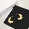 Pendientes en forma de luna nueva Estilo femenino Barlitos de perlas de oro liso Joyas de lujo E3002