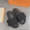 Sandalias de lujo para hombres y mujeres, zapatos de moda de verano, zapatillas de playa, almohada de piscina, cómodas zapatillas de diseñador de marfil de tres capas de cobre en relieve.