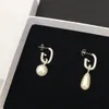 Boucles d'oreilles en forme de nouvelle lune Style féminin Boucles d'oreilles en perles plaquées or en laiton lisse Bijoux de luxe E3002