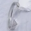 Lyxkvinnor Bangle Silver Noble Classic Triangle Logo Designe Inlagd med fulla strass snäpp på trianglar Interlagda armband