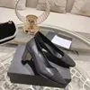 Dernières chaussures habillées de créateurs Printemps et Automne 100% cuir de vachette Ballerines Top qualité Chaussures de danse mode femmes mariage chaussure pointue Bouton classique femmes talons épais