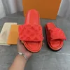 Sandalias de lujo para hombres y mujeres, zapatos de moda de verano, zapatillas de playa, almohada de piscina, cómodas zapatillas de diseñador de marfil de tres capas de cobre en relieve.