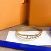 Med låda gåva armband kvinnor armband designer brev smycken inlay crystal faux läder 18k guld pläterad rostfritt stål armband manschett mode smycken tillbehör
