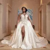 2023 Witte plus size Arabische Aso Ebi Kristallen Wedding Jurk Hoge gesplitste Sparkly Black Girl One Shoulder Sexy Satin Bridal Ghowns 0509