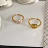 1set (2pcs) nunca desapareceu letra da marca Gold Brass Brass Copper Open Band Rings Designer de moda Crystal Pearl Ring For Womens Wedding Jewelry Gifts One Tamanho: 7