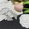 Orecchini firmati Triangolo Lettera Orecchino a bottone con accessori di gioielli di moda per le donne Orecchini a cerchio Impegno di nozze per la sposa