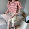 T-shirts pour femmes ours broderie mode femmes t-shirts été rayé imprimé couleur verte montre de sport T-Shirt vêtements