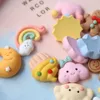 Dekorationen 100pcs/Bag Kawaii Harznagel Art Charms Cute Star/Bun Sun/Blume/Lebkuchen Mann/Regenbogen/Wolke/Mond/Krone/Kuchennagelschmuck Bulk