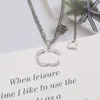 Letter Jewelry Wisiant Naszyjniki 19 -styl luksusowy projektant podwójny litera wisidanta Naszyjniki 18k złoty plisowany Crysatl Pearl Rhinestone Sweter Naccesories C2