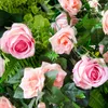 Fiori decorativi Piante verdi di rose di lusso Disposizione di file di fiori artificiali con arco di nozze Evento per feste Sfondo Decor Piano floreale