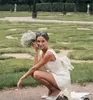 Schlichtes, kleines, weißes Mini-Hochzeitskleid aus Satin mit abnehmbarer Schleppe, großer Schleife, Boho-Garten-Strand-Brautkleider, V-Ausschnitt, A-Linie, Partykleid für Bräute beim zweiten Empfang, CL056