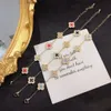 Klasik Moda 4/Dört Yaprak Yonca Bilezikler Cazibe Bileklik Zinciri Altın Agate Shell Kadınlar için Pearl Anne Kız Düğün Günü