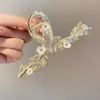 آخر Retro 2022 جديد Butterfly Pearl Rhinestone Closp for Girls Large Crab Corean Fashion Hairdress Hair Accessories R230608