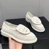 2023 Four Seasons Släppande brittisk stil loafers Sandaler Womens Designer Luxury Denim Breattable Soft Casual Sandal Lady Round Head Bean Non-Slip Lazy Shoes