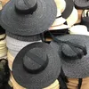 Brede rand hoeden emmer hoeden handgemaakte zwarte natuurlijke stro hoed voor mannen vrouwen bandage lint stropdas brede rand zonnehoed Derby zon bescherming zomer strand hoed 230607