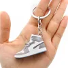 Creativo 3D Mini zapatos de baloncesto modelo estereoscópico llaveros zapatillas entusiastas recuerdos llavero coche mochila colgante regalo DSOU