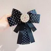 Broschen Koreanische Stoff Polka Dot Fliege College Stil Hemd Kragen Pins Perle Kristall Corsage Mode Für Frauen Schmuck Geschenke