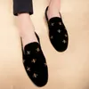 Luxusmarken Neue Herrenschuhe Britischer Stil Loafer Spitzkopf Biene Stickerei Herren Freizeitschuhe Bequeme Business Formelle Schuhe Größe 38-44