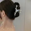 آخر Retro 2022 جديد Butterfly Pearl Rhinestone Closp for Girls Large Crab Corean Fashion Hairdress Hair Accessories R230608