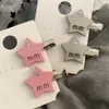 Hårklämmor Barrettes Designer Letter MU STAR Simple Pentagram Metal Clip Designer med Drill Ins Cool Alloy Haipin Girl Heart Small Duckbill Clamp 8GT9