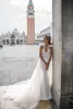 Abiti da sposa Julie Vino con strascico staccabile Abiti da sposa da spiaggia senza schienale con applicazioni in pizzo con collo alto e perline su misura