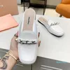 Projektant Pearl Design Skórzowe kapcie okrągłe palce płaskie buty pojedyncze buty na zewnątrz swobodne muły metalowy łańcuch mody slajdów plażowe panie