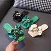 Flickor satin bow barn mångsidiga tofflor 2023 sommar nya gröna enkla koreanska barn mode plattbottna flip-flops strandskor l230518