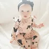 Rompers 2PCSベビーガールズロンパー幼児服かわいいプリント長袖のジャンプスーツヘッドバンド生まれの衣服230607