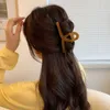 ダングルシャンデリア1pc冬のファッション樹脂グラブヘアクリップラージベルベットヘアピンカニの髪の爪の女性のヘアアクセサリーヘアスタイルメイクZ0608