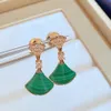 Pendientes pequeños de falda de una marca de lujo Pendientes festoneados de nácar de diseñador Joyas de boda elegantes y lujosas Alta calidad, que no se desvanece