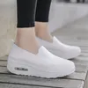 Heta försäljningsplattformar väver kvinnor glid 2020 Nya våren vårlägenheter kvinnliga zapatos de mujer spets kvinnors loafers utomhus promenad