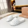 أحدث امرأة matelasse slippers lambbskin fashion sandals الشاطئ السميك السميك النعال مصمم فاخر منصة الأبجدية ليدي جلود شرائح مسطحة الحجم 35-41 مع صندوق